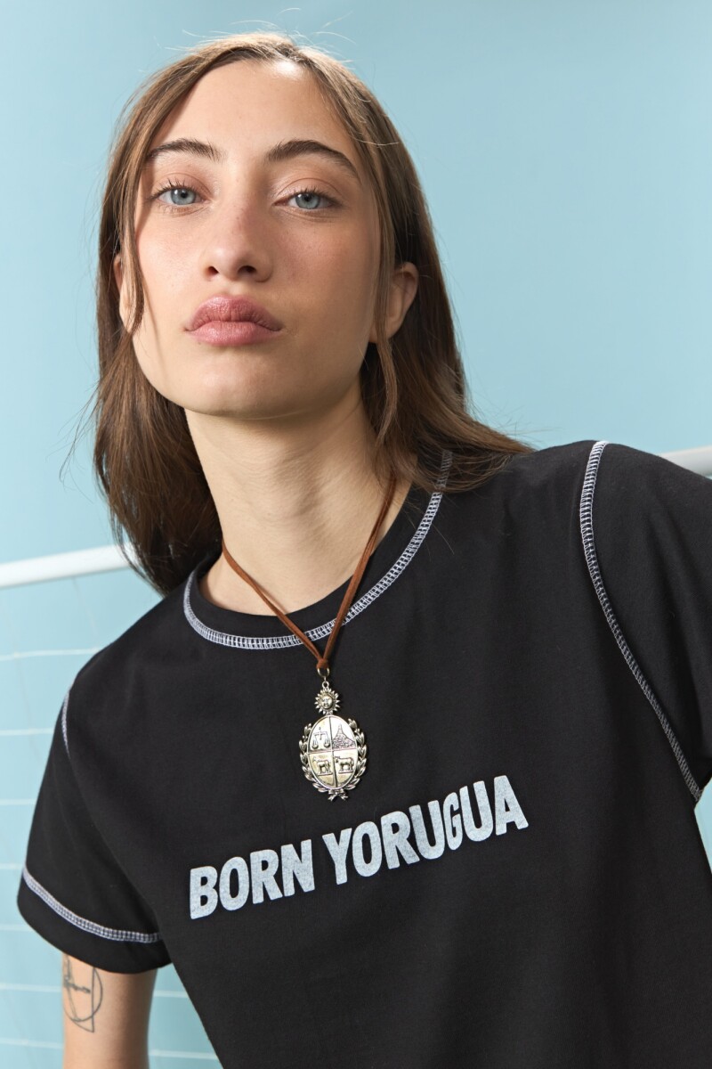 Remera con pespunte negro