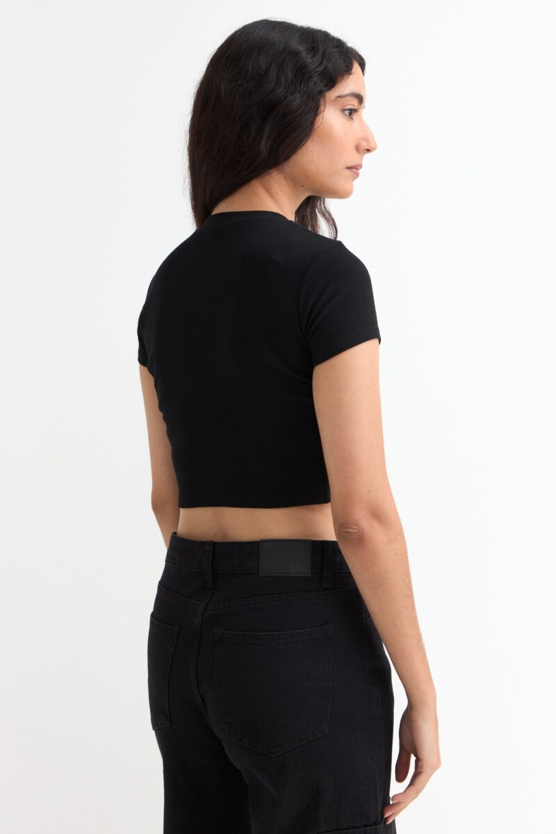 Remera m/c acanalada cuello a la base NEGRO
