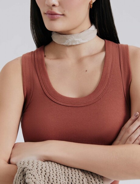 MUSCULOSA BÁSICA EN TELA ACANALADA MARRÓN