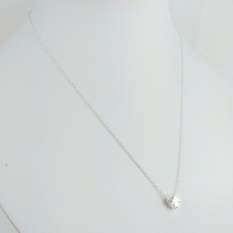 Colgante de plata 925 Corazón con circonia engarzada 7mm, largo de cadena 40cm con alargue. Colgante de plata 925 Corazón con circonia engarzada 7mm, largo de cadena 40cm con alargue.