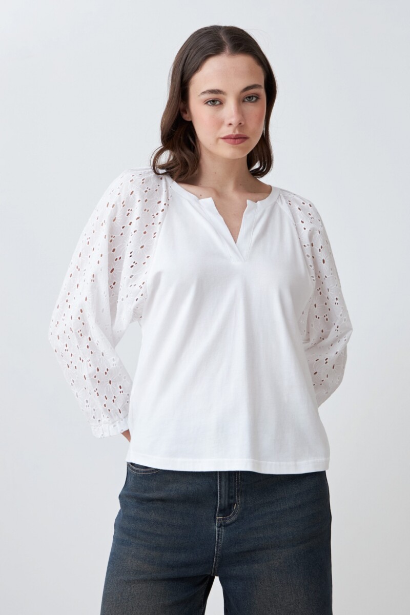 Remera con mangas de broderie blanco