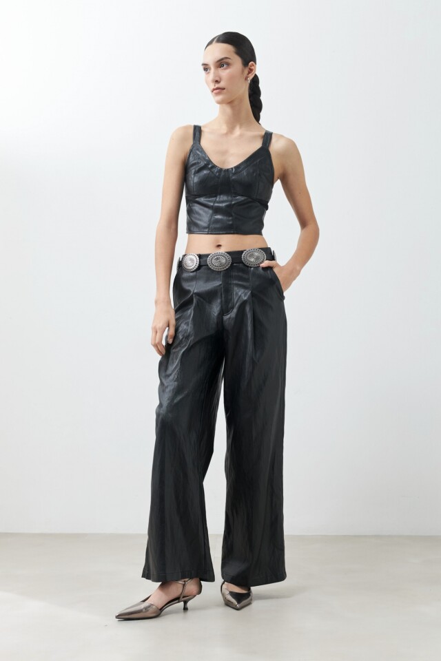 Top eco cuero con cortes y tul negro