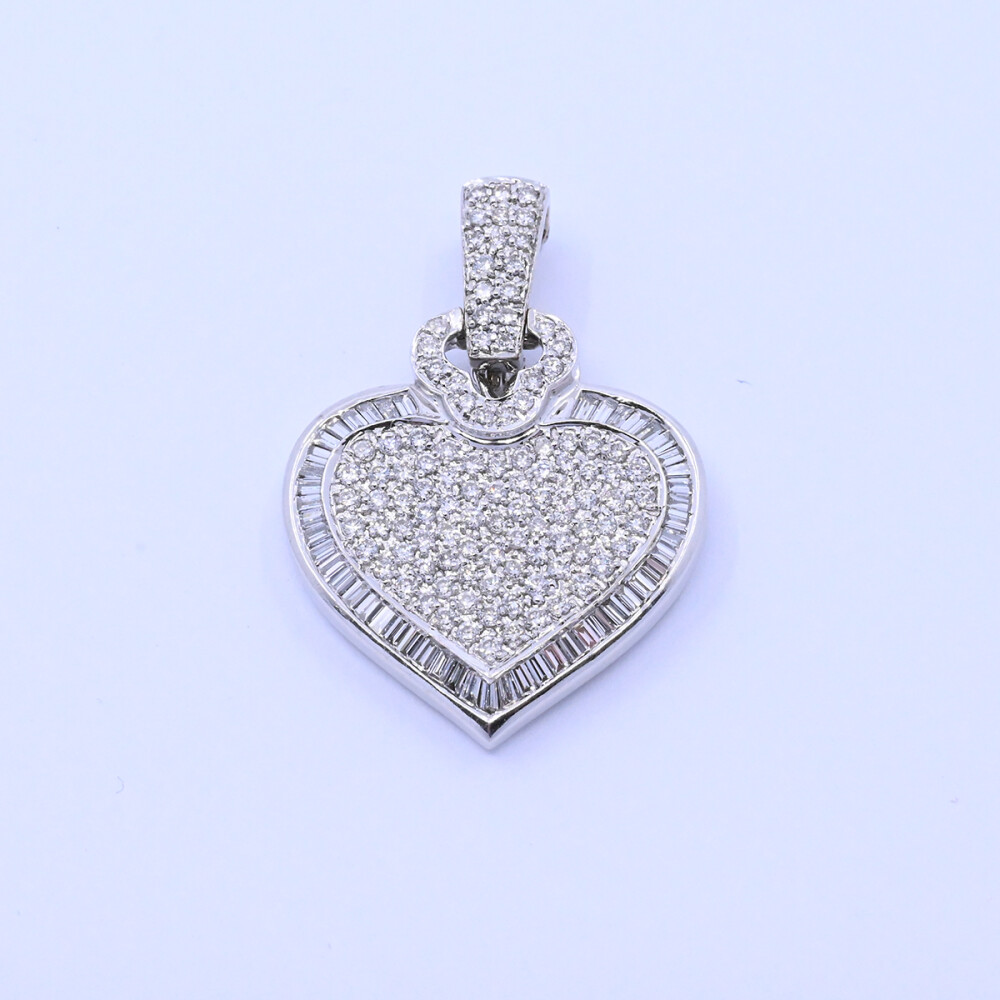 Dije oro 18k blanco corazón con brillantes baguette y redondos. Dije oro 18k blanco corazón con brillantes baguette y redondos.