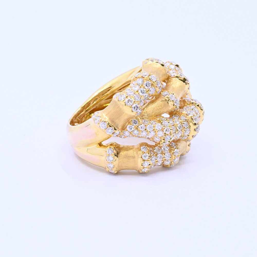 Anillo oro 18k con brillantes. Anillo oro 18k con brillantes.
