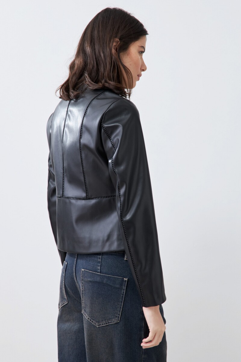 Chaqueta eco cuero con detalle pasamanería negro
