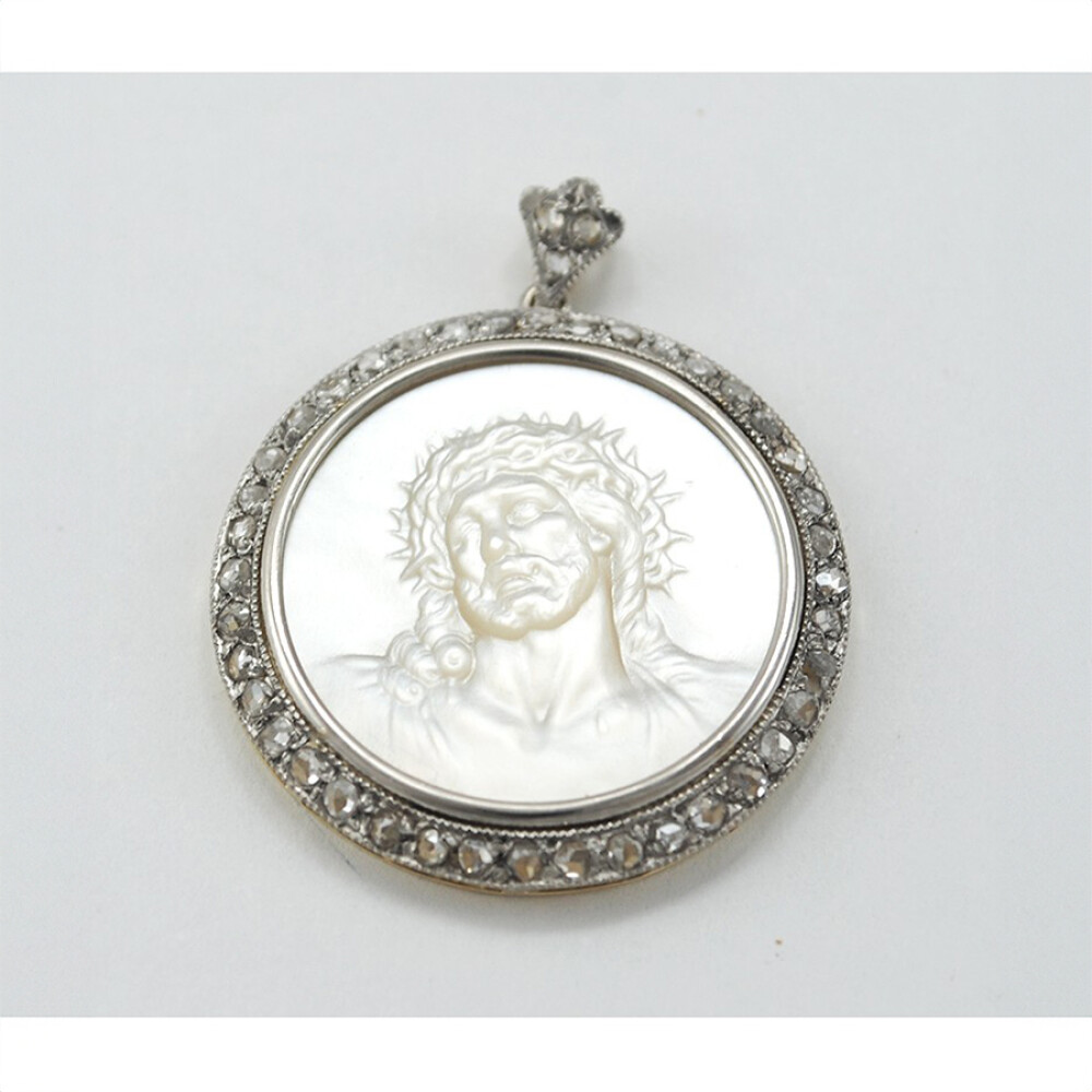 Medalla estilo antiguo, platino, oro 18K, diamantes y nácar cristo Medalla estilo antiguo, platino, oro 18K, diamantes y nácar cristo