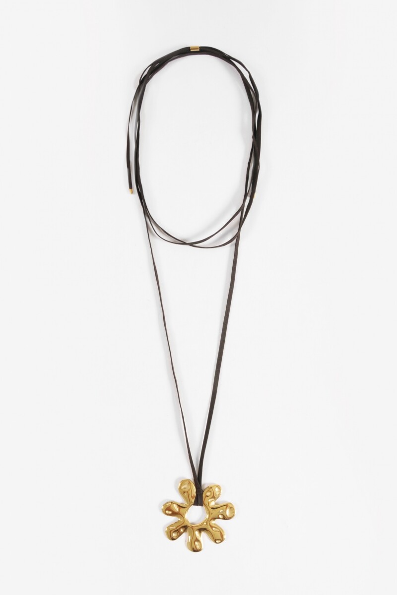 Collar cordón suede flor de acero dorado