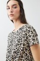 Remera escote a la base animal print tostado