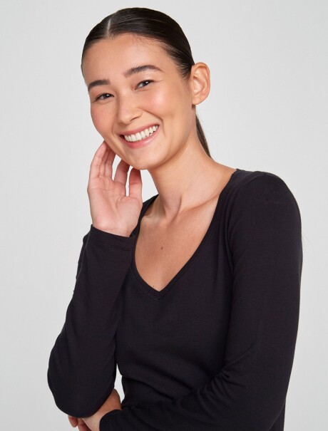 BLUSA BÁSICA DE MANGA LARGA Y CUELLO EN V NEGRO
