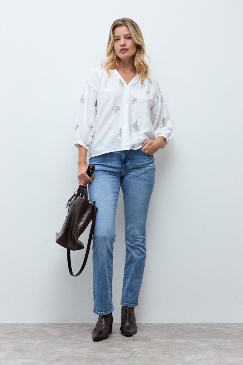 Blusa con flores bordadas - crudo 
