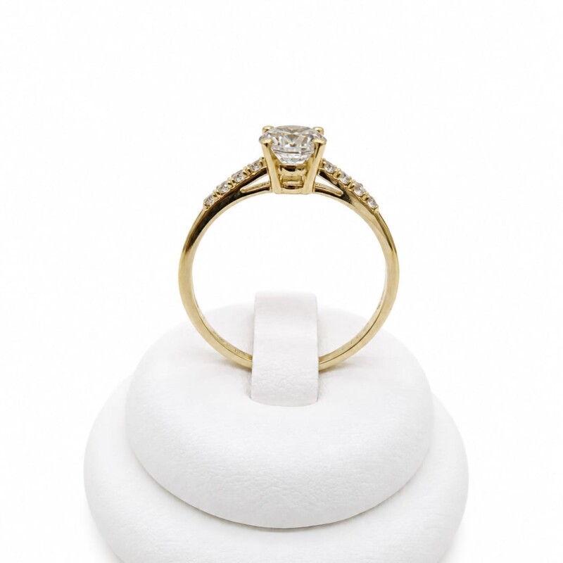 Anillo en Oro con zirconia al centro y en laterales Anillo en Oro con zirconia al centro y en laterales