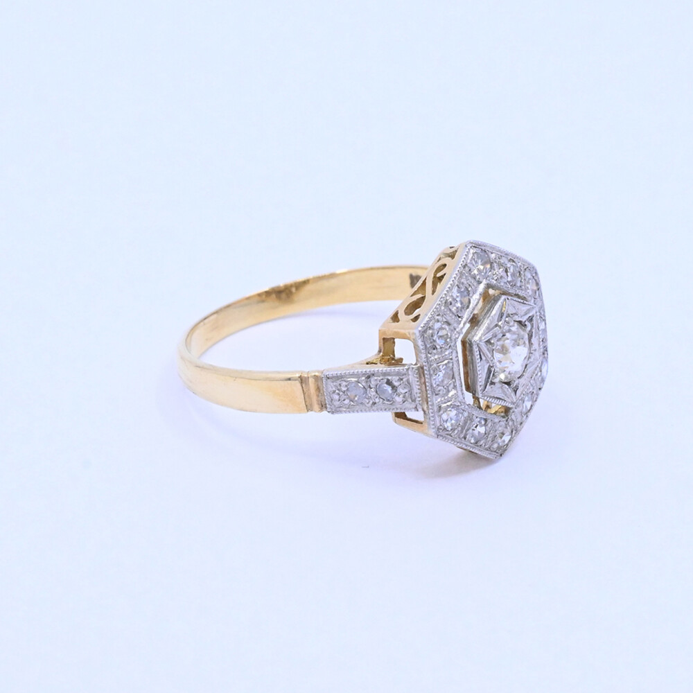 Anillo oro 18k estilo antiguo platino y brillantes. Anillo oro 18k estilo antiguo platino y brillantes.