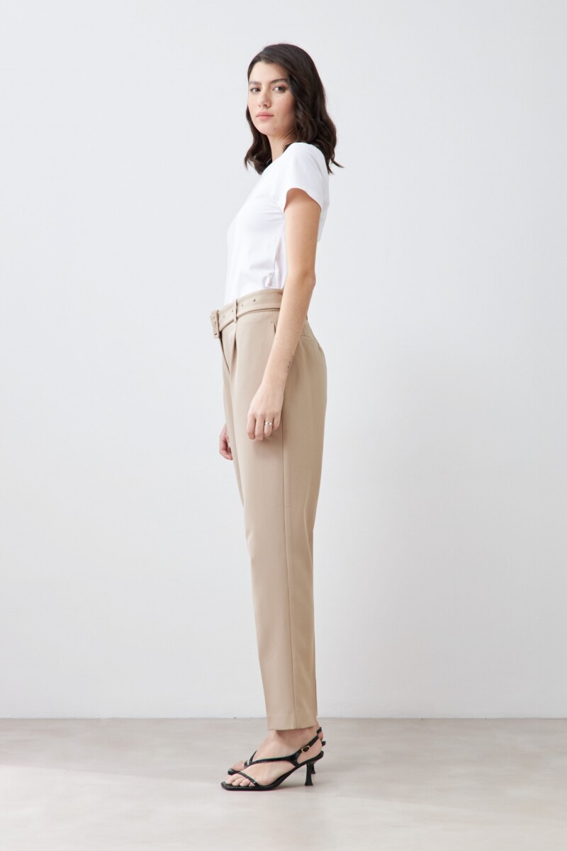 Pantalón sastrero con pinzas y cinturón beige