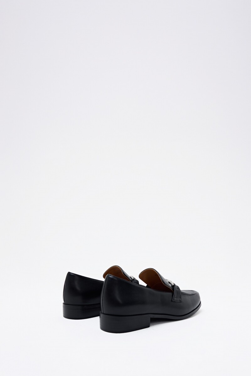 Mocasín con hebilla metálica negro