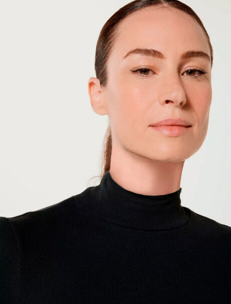 POLERA BÁSICA CON ELASTANO NEGRO
