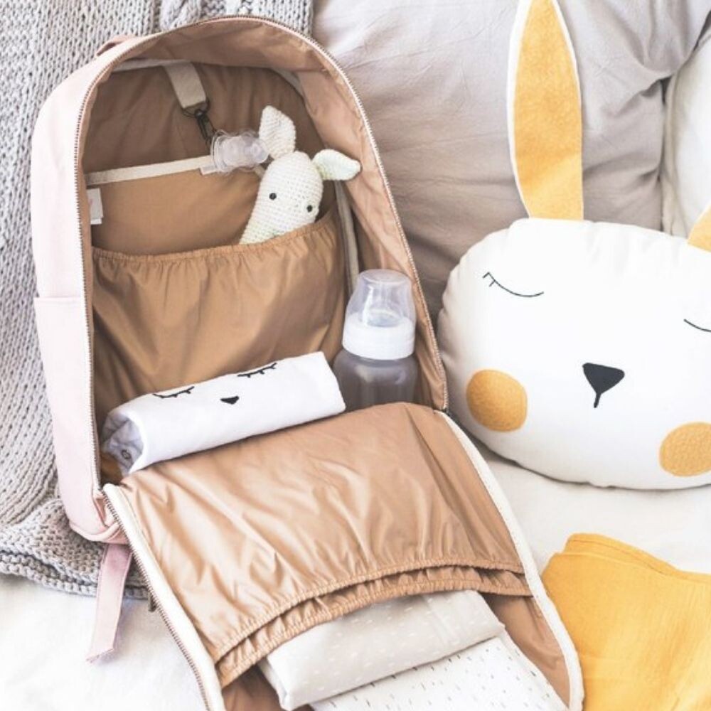 bolso y mochila maternal ecocuero abierta con cosas del bebe
