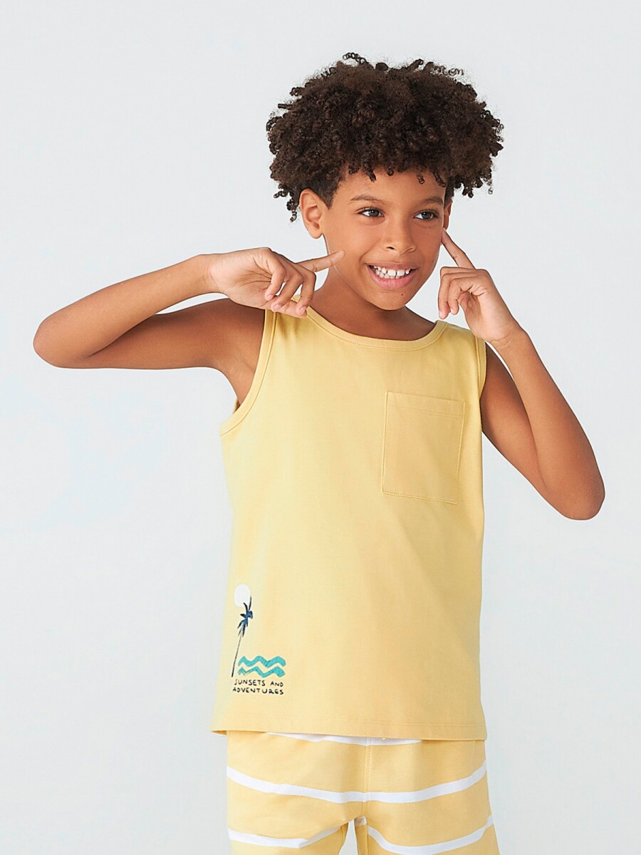 MUSCULOSA DE NIÑO ESTAMPADA CON BOLSILLO - AMARILLO 