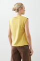 Remera con botones en hombros pistacho