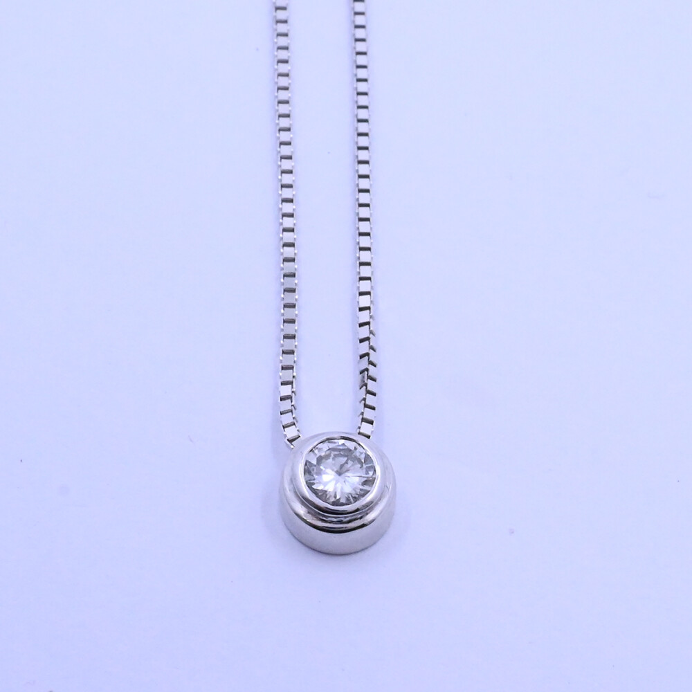 Colgante oro 18k blanco y brillante. Colgante oro 18k blanco y brillante.