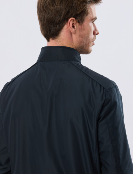 CAMPERA LIVIANA DE NYLON Azul