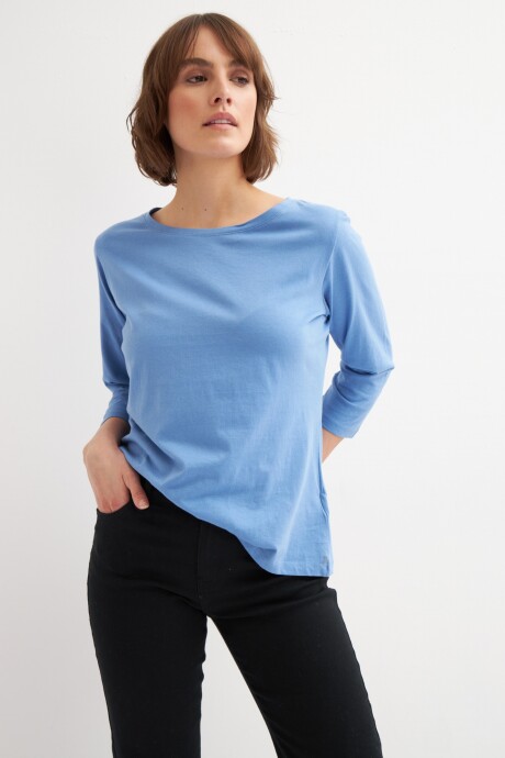 Remera cuello Bote azul claro