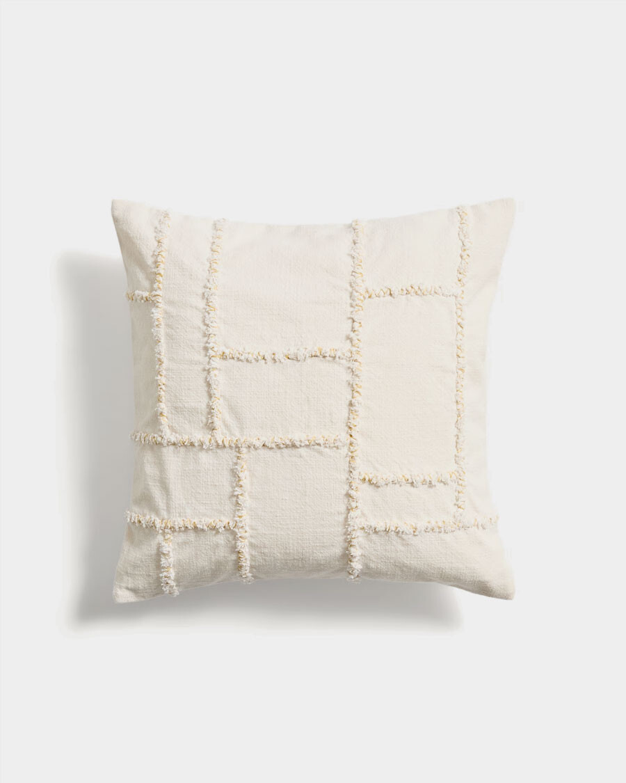 Almohadón Verion con detalle geométrico bordado amarillo 45 x 45 cm Almohadón Verion con detalle geométrico bordado amarillo 45 x 45 cm