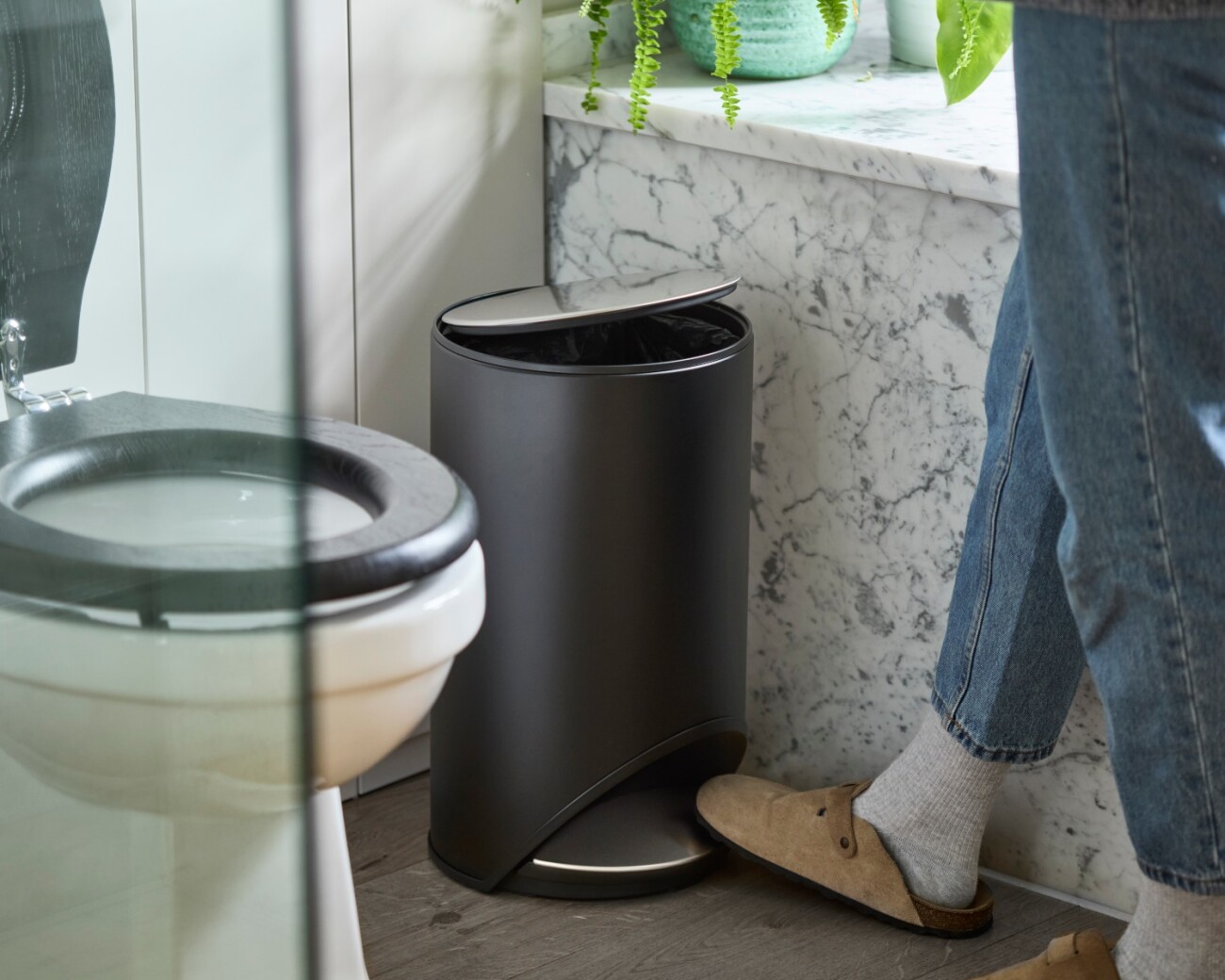Papelera con Pedal 10 L Negra Joseph Joseph Arc™- PREVENTA Papelera con Pedal 10 L Negra Joseph Joseph Arc™- PREVENTA