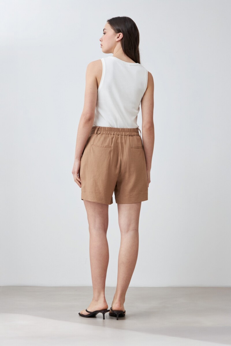 Short de lino con pinzas tostado