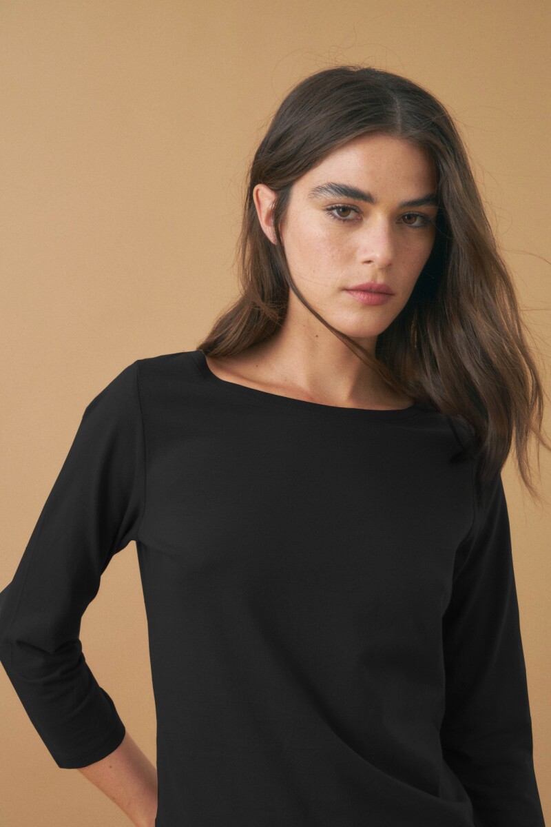 Remera escote bote negro