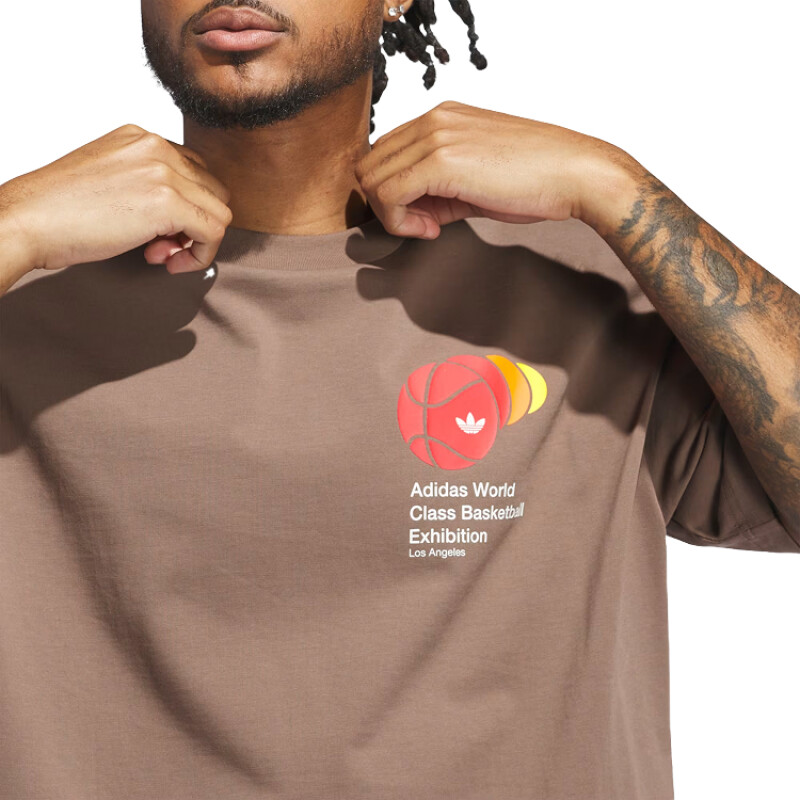 Remera Adidas World Class - Marrón Remera Adidas World Class - Marrón