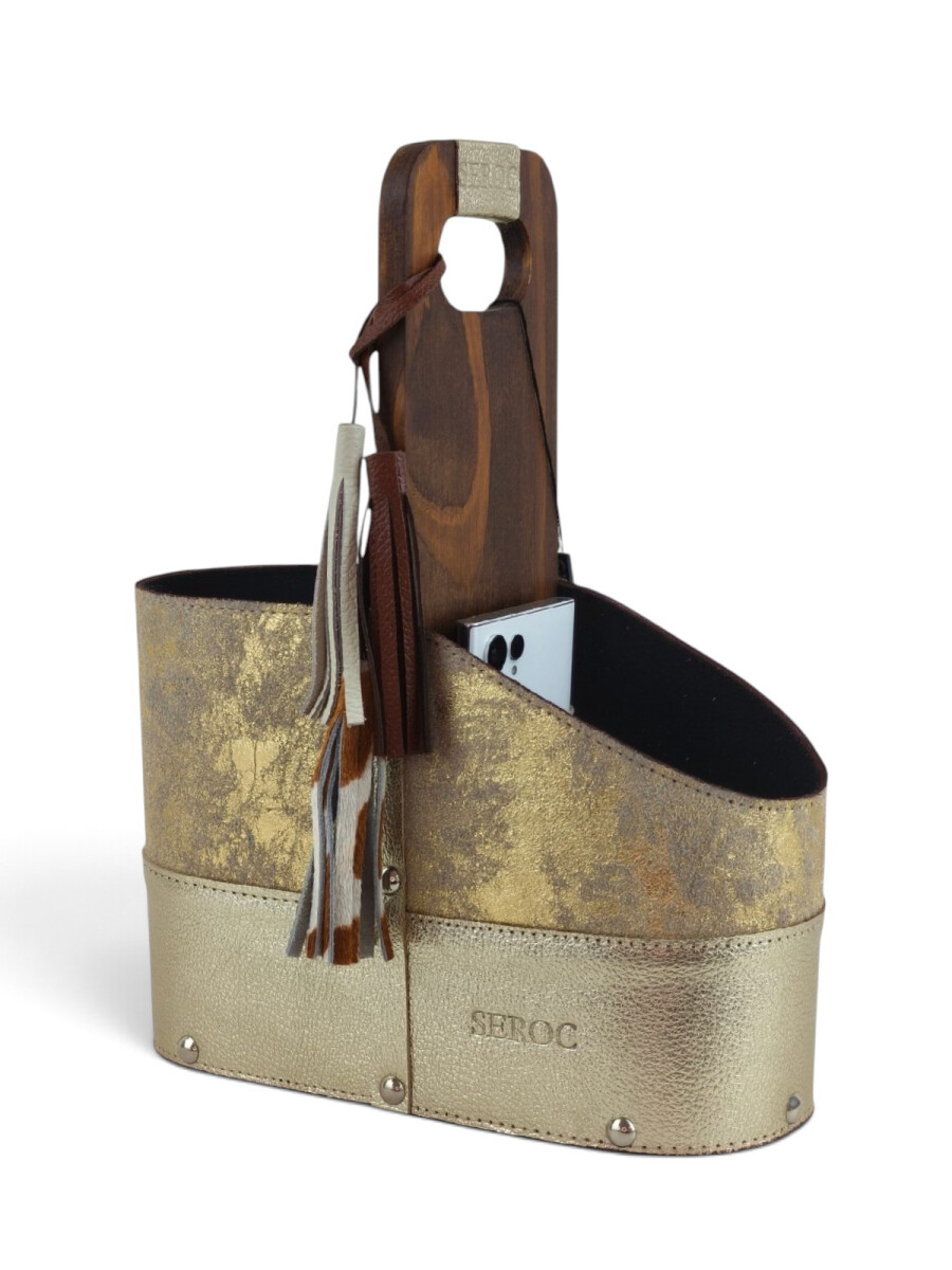 Matera de Cuero con detalles metalizados con Estructura Integral de Madera y portacelular - Dorado 