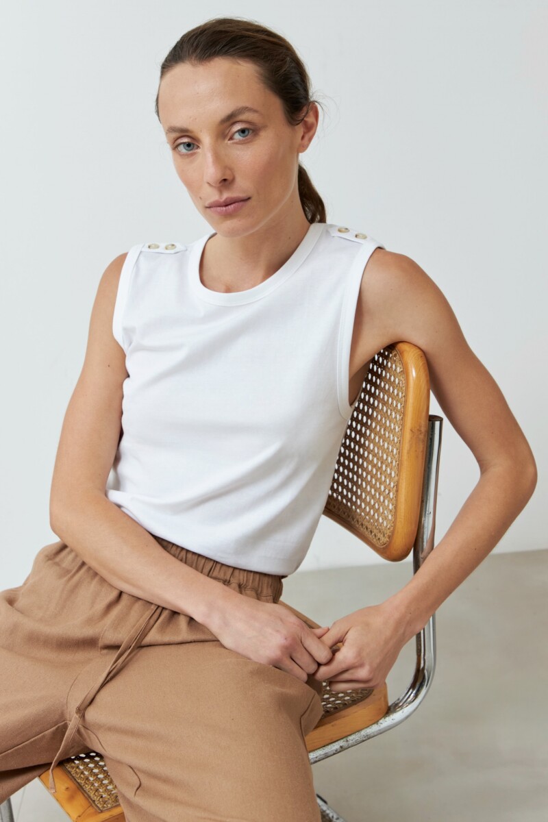 Musculosa con botones en hombros blanco