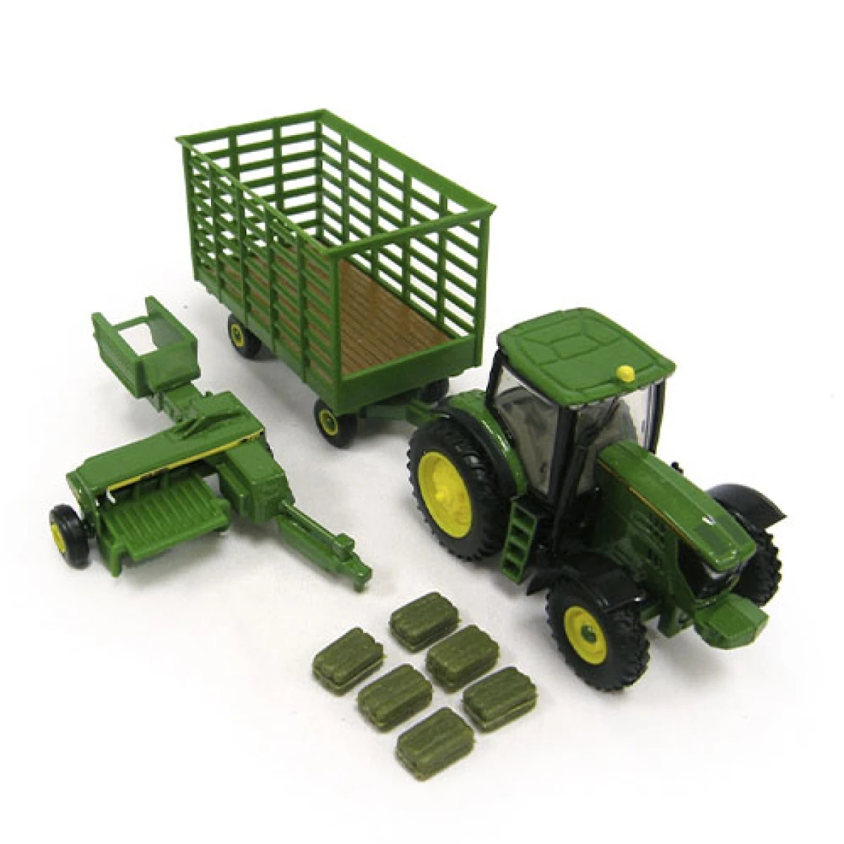 Tractor con empacadora y vagón 
