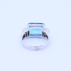 Anillo oro 18k blanco con topacio azul central y 4 brillantes baguette. Anillo oro 18k blanco con topacio azul central y 4 brillantes baguette.