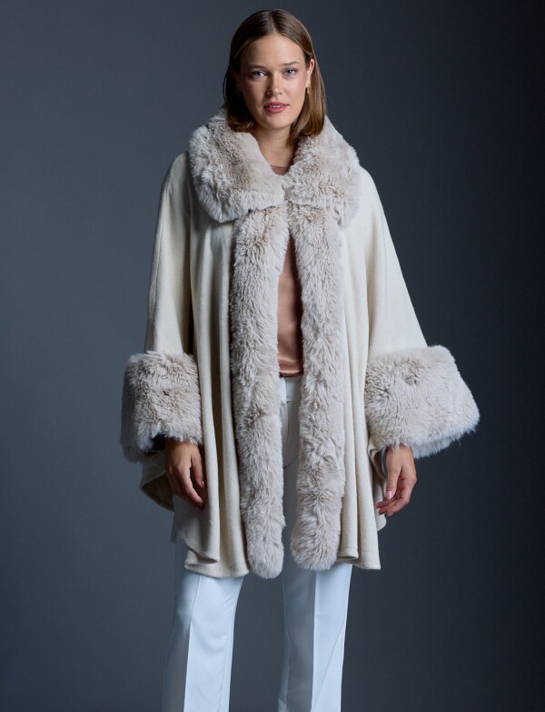 Ruana Aplique Simil Piel BEIGE