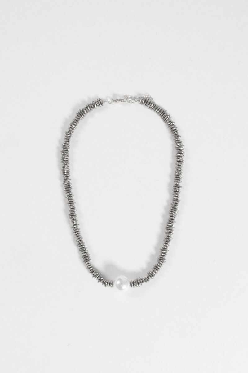Collar cuentas metálicas plateado