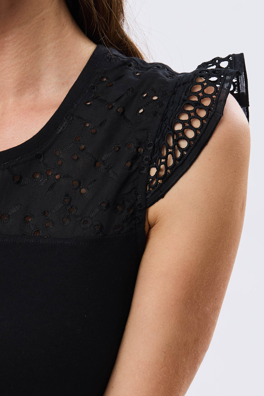 REMERA DE ALGODÓN CON BRODERIE Negro