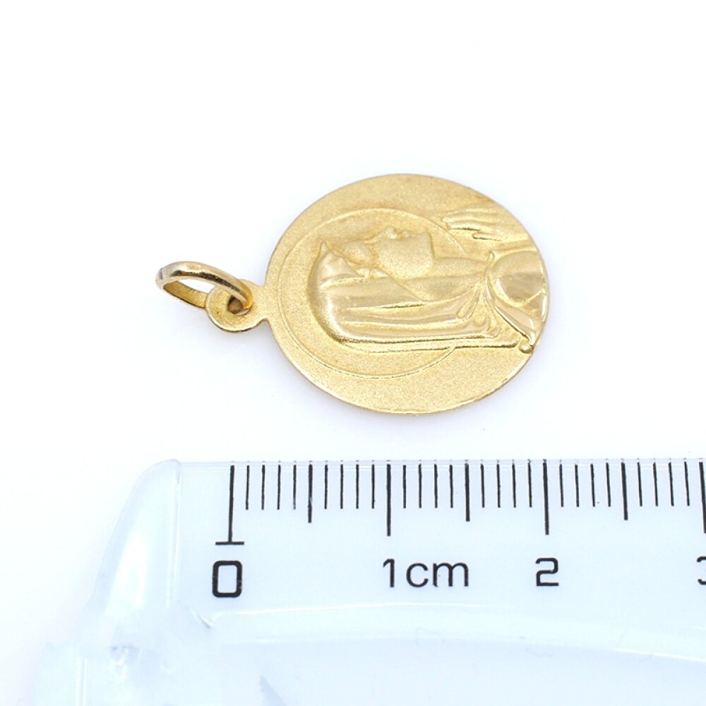 Medalla en oro 18k amarillo, con virgen. Diámetro 18mm Medalla en oro 18k amarillo, con virgen. Diámetro 18mm