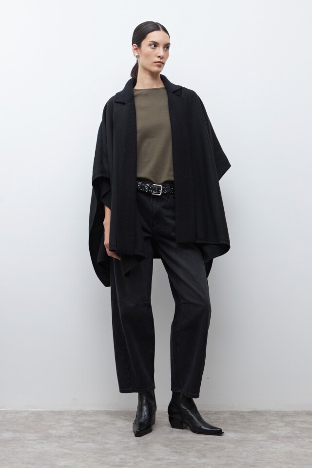Capa con solapa y cuello tejido negro
