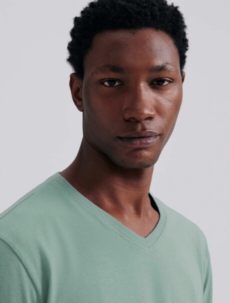 CAMISETA BÁSICA WORLD CUELLO EN V VERDE CLARO