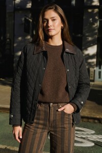 Campera Capitoneada Cuello Negro