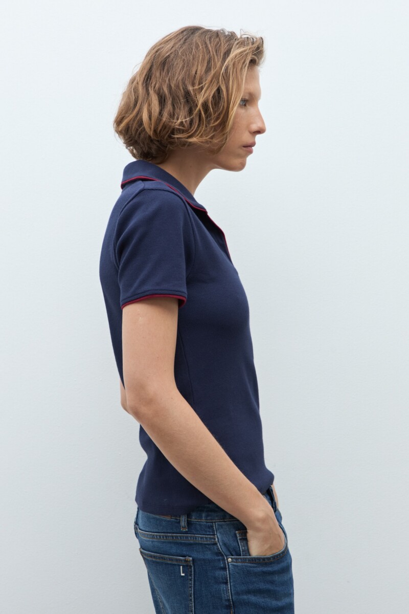 Remera cuello polo vivo en contraste azul marino