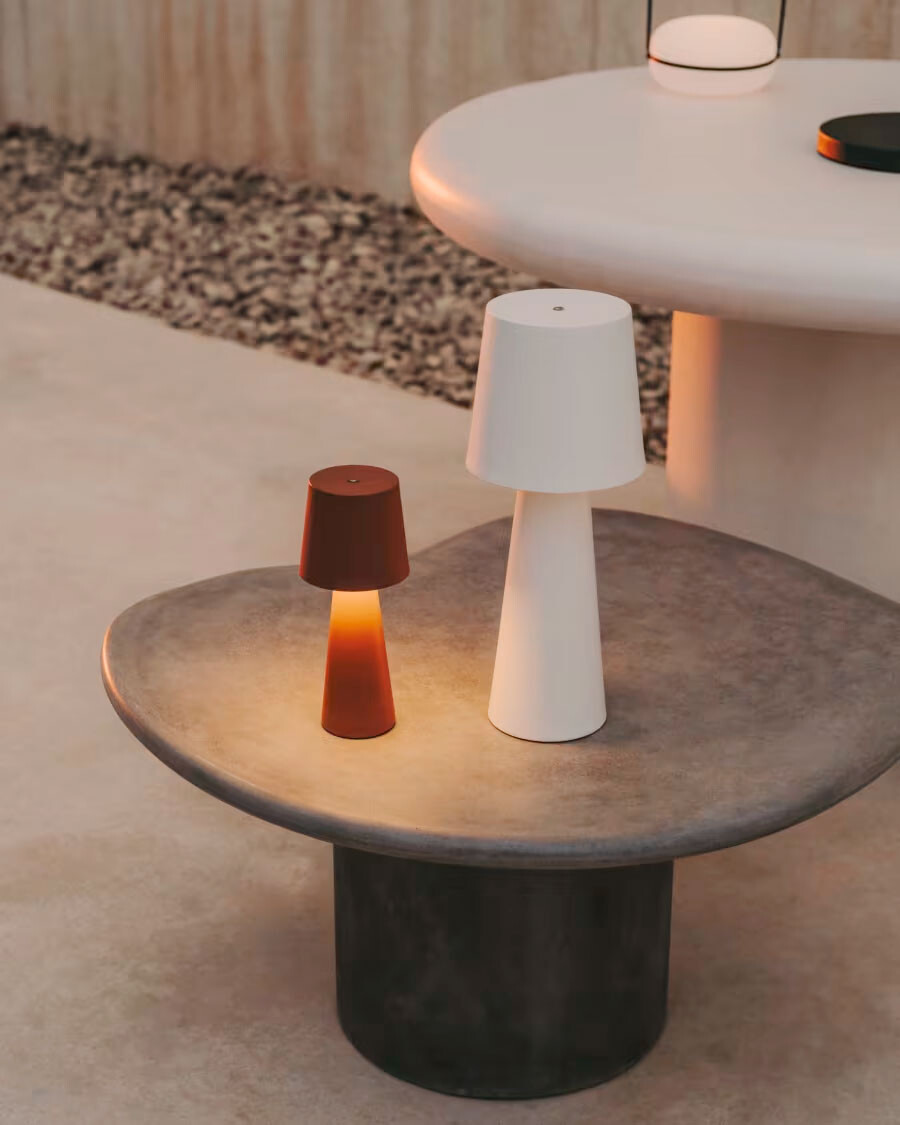 Lámpara de mesa Arenys grande de exterior con acabado pintado blanco