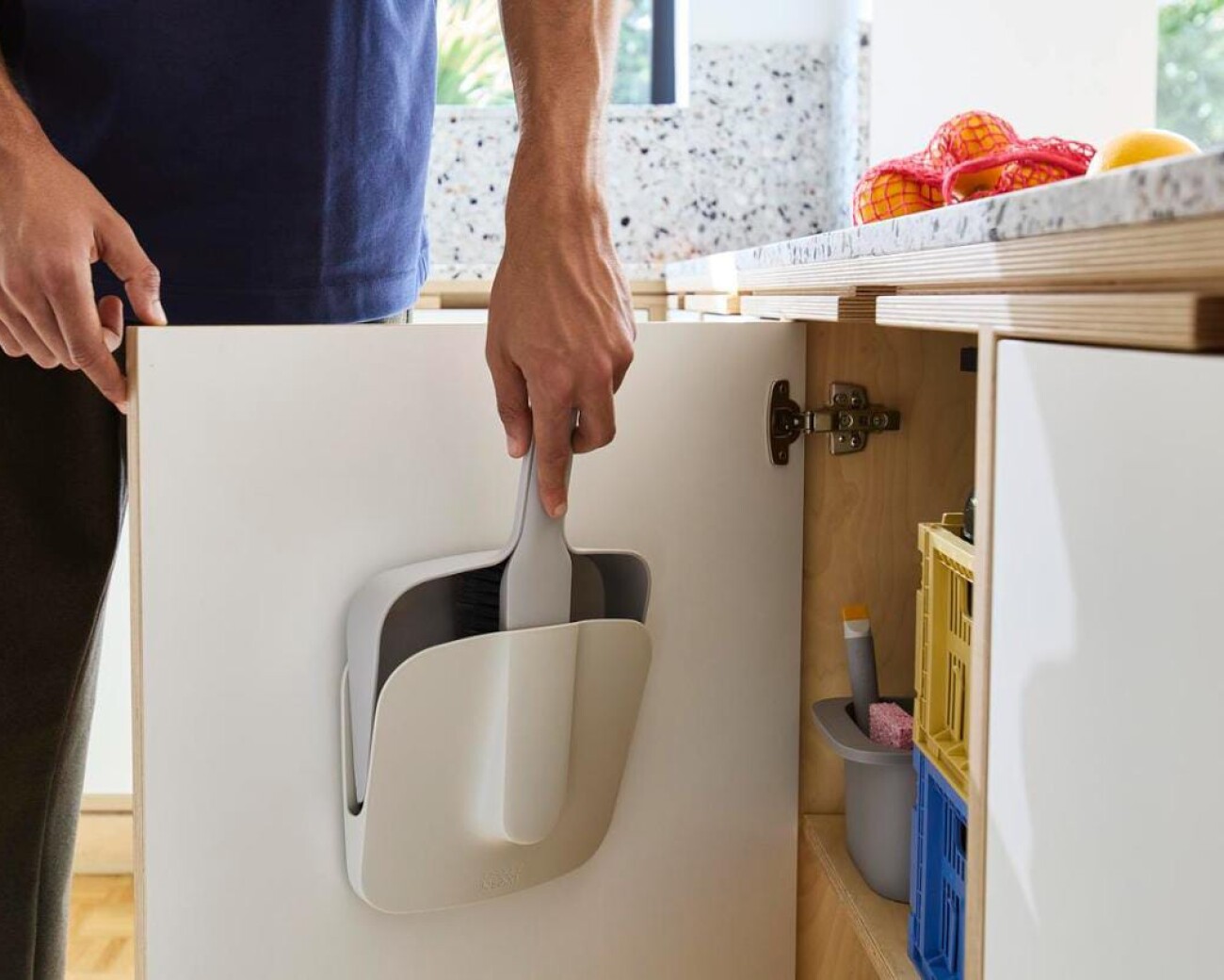 Set Pala y Cepillo CleanTech™ con Soporte Mural Joseph Joseph Set Pala y Cepillo CleanTech™ con Soporte Mural Joseph Joseph