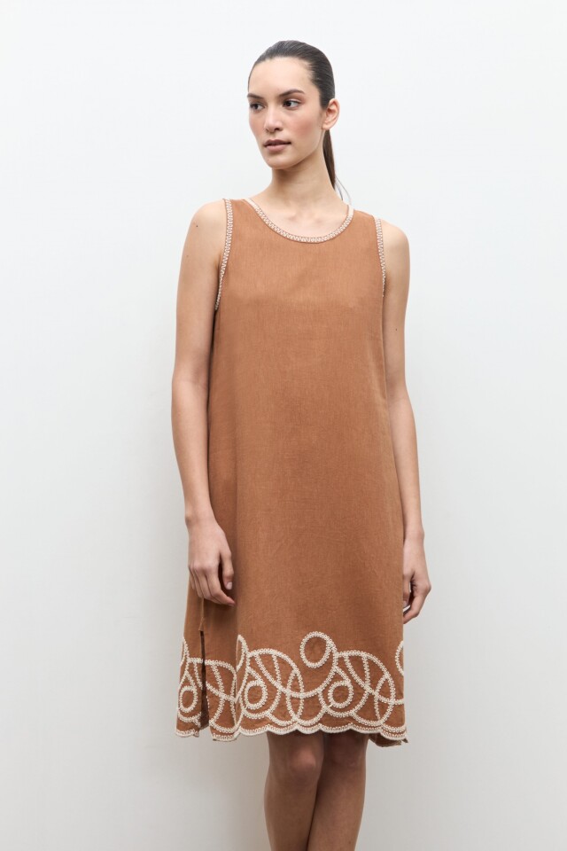 Vestido bordado en contraste camel