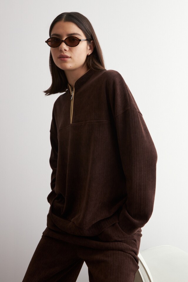 Sweater acanalado con cierre chocolate