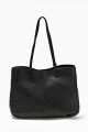 Cartera tote con dijes metálicos negro