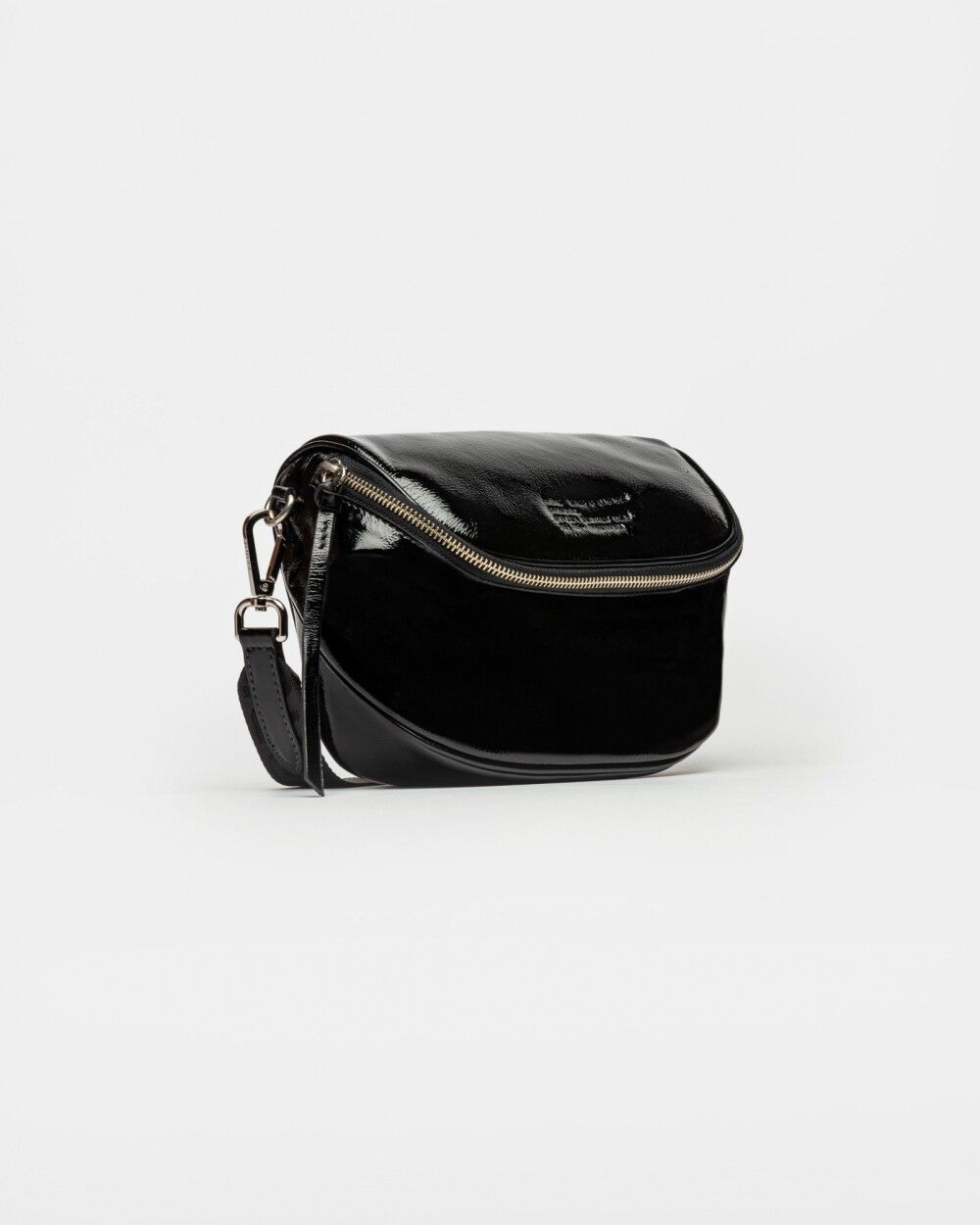 Bandolera Soft En Cuero Charol Arrugado Negro