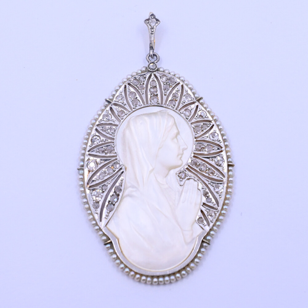 Medalla antigua oro 18 k con brillantes, diamantes, nacar y perlas. Medalla antigua oro 18 k con brillantes, diamantes, nacar y perlas.