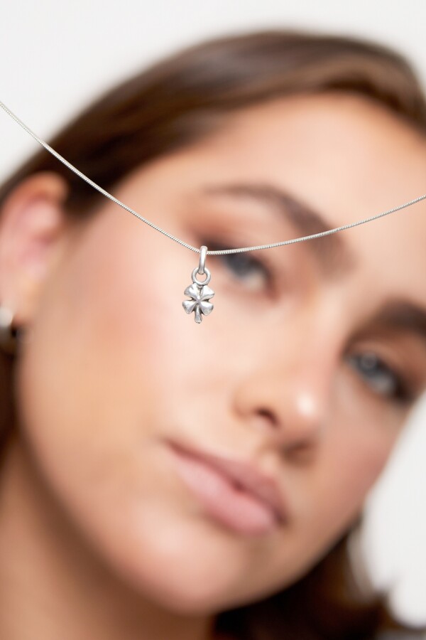 CHARM BAÑADO EN PLATA DE LEY CON FORMA DE TREBOL. Charm